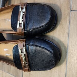 Aerosoles StitchNTurn black and tan loafer with gold metal accent size 9.5